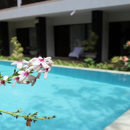 Kuta Beach Hostel Buitenkant foto